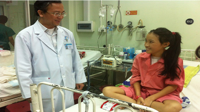 Bác sĩ An đang thăm hỏi em Như. Ảnh: Quốc Ngọc.