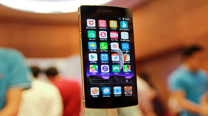 Ngoài hai bản phổ thông với ba lựa chọn màu sắc là đen, trắng và vàng champagne, Bkav còn giới thiệu mẫu Bphone bản Limited Edition.