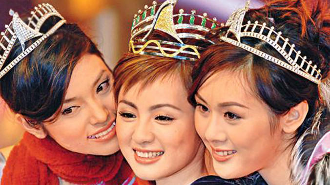 Lữ Tinh Tinh (giữa) và các Á hậu châu Á 2004.