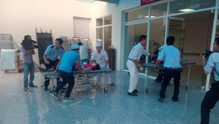 Công nhân được đưa đến bệnh viện cấp cứu.