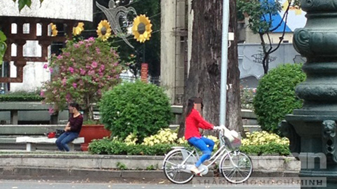 Mới 8 giờ sáng, gái mại dâm ngồi đợi hoặc đạp xe đi lòng vòng. Ảnh: Báo CATP.