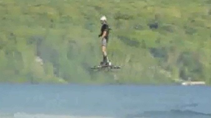 Người bay được trên không chỉ nhờ ván trượt