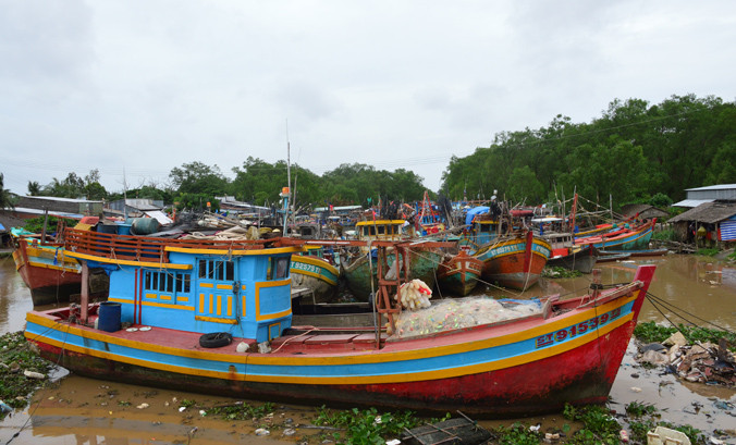 ​Tàu cập bến ở Sóc Trăng để tránh bão.