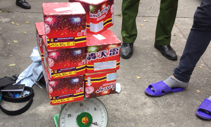 Nam thanh niên giấu 10 hộp pháo giàn trong cốp xe.