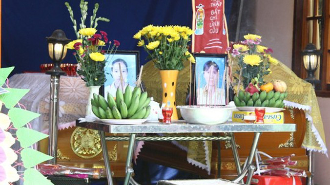 Thi thể 2 mẹ con chị Khuyên chuẩn bị được đưa về nơi an nghỉ cuối cùng.