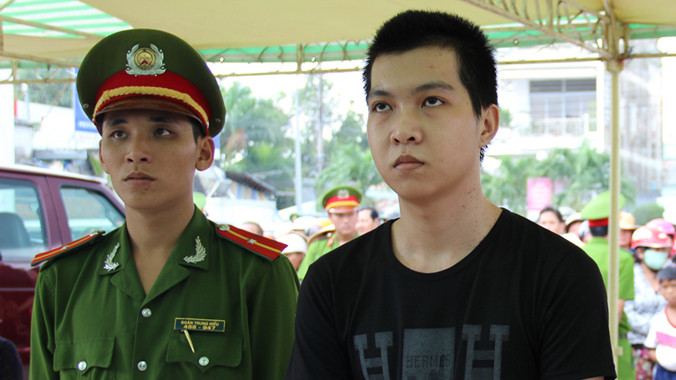 Trí tại phiên tòa.