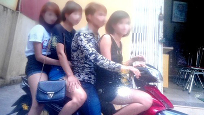 Đối tượng vận chuyển và tiếp viên nữ vi phạm quy định về TTATGT, nghênh ngang đi trong phố đã bị CAP Láng Hạ xử lý.