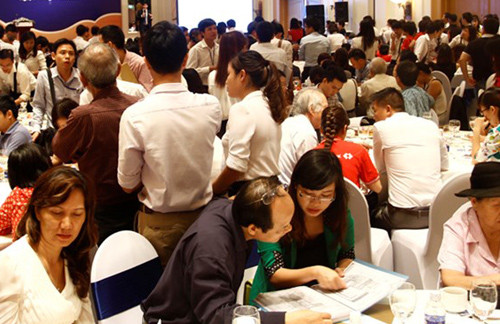 Cảnh mở bán chung cư do một đơn vị trong nước tổ chức.