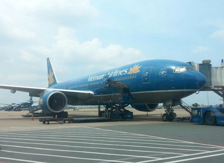 Nguyên nhân khiến máy bay Vietnam Airlines và trực thăng quân sự suýt đụng nhau được cho là do kiếm soát viên hiệp đồng mất tập trung.