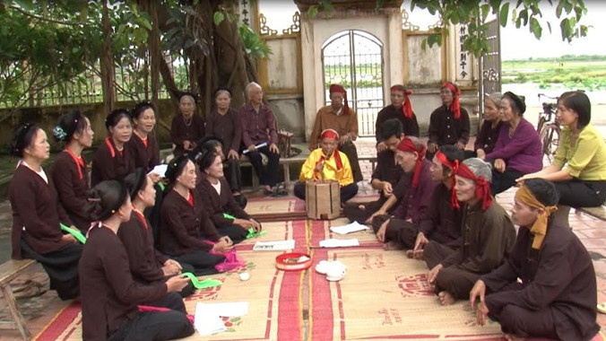 Được người già hâm mộ nhưng giới trẻ thờ ơ, di sản hát Trống quân ở Hà Nội nguy cơ mai một.