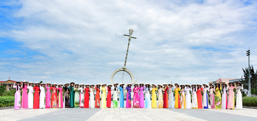 Các thí sinh chung khảo phía Nam.