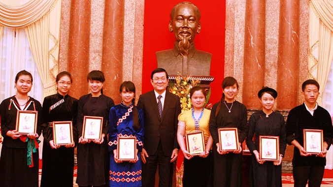 Vừ Mí Kỵ (ngoài cùng bên phải) được Chủ tịch nước Trương Tấn Sang tặng quà.