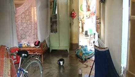 Hiện trường nơi món quà phát nổ khiến người phụ nữ tử vong tại chỗ. Ảnh: Hoàng Trường/VnExpress.