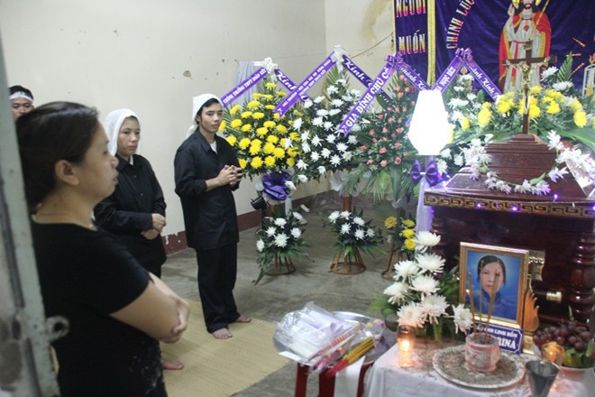 Người trong gia đình vẫn không hiểu vì sao lại có gói quà. 