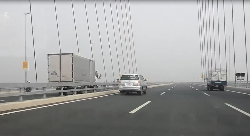 Chiếc xe tải vi phạm luật giao thông đi ngược chiều trên cầu Nhật Tân. Ảnh cắt từ video.