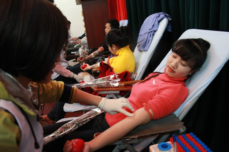 Nhiều bạn trẻ Vĩnh Phúc hào hứng hiến máu.