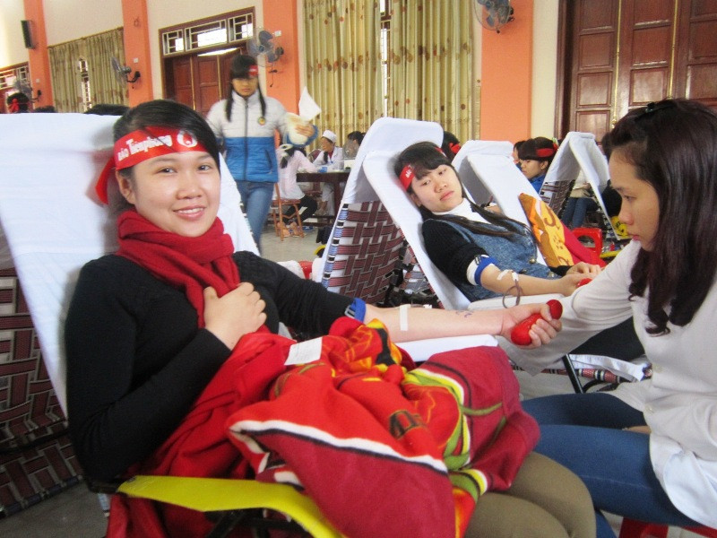 Các sinh viên háo hức được tham gia hiến máu. Ảnh: Phạm Nhài.