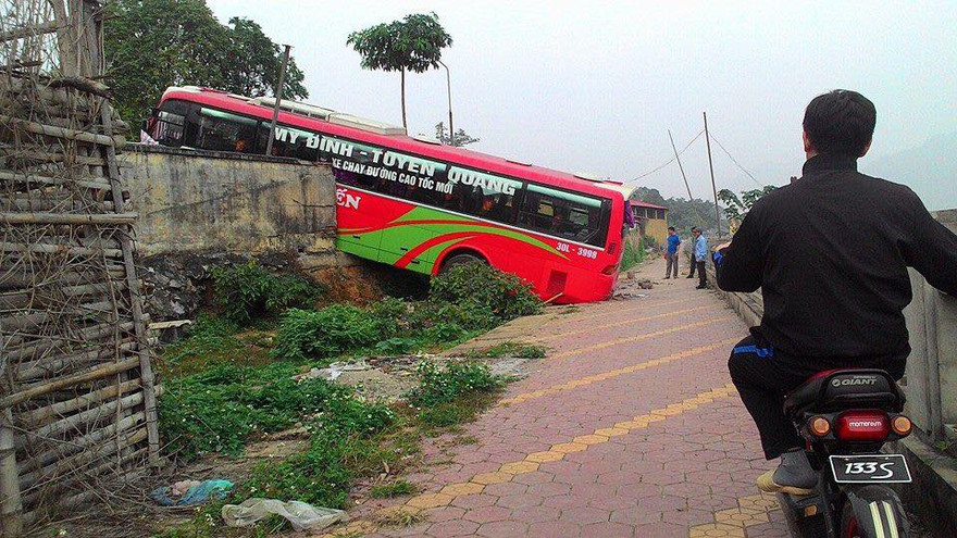 Phần đuôi chiếc xe lao xuống dưới đê. Ảnh: Mạnh Trường.