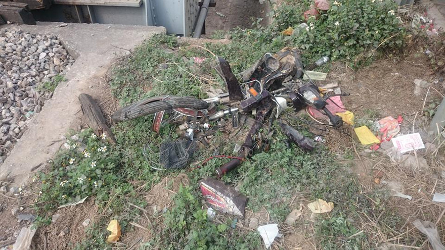 Chiếc xe máy bị biến dạng sau cú đâm.