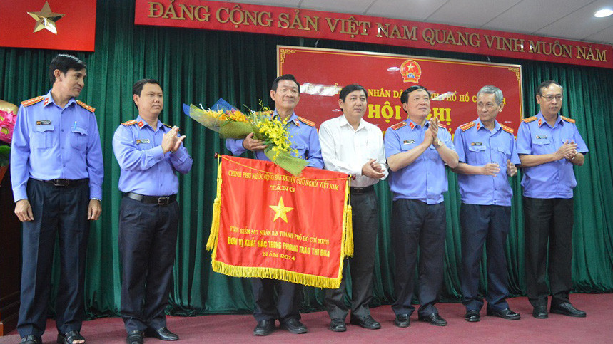 VKSND TPHCM nhận cờ thi đua. Ảnh: Ngô Bình.