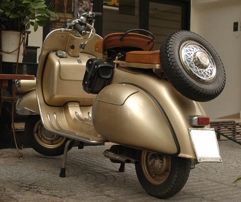 Hàng hiếm Vespa ACMA trên phố Sài Thành.