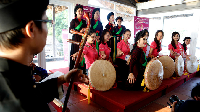 Vui hát quan họ. Ảnh: Hồng Vĩnh