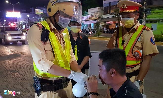 Tài xế thổi hơi gián tiếp vào bong bóng thông qua một dụng cụ y tế đã được khử trùng. Ảnh: Zing