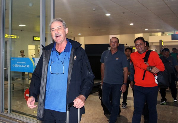 HLV Alfred Riedl phấn khởi trong ngày trở lại Việt Nam. Ảnh: VFF.