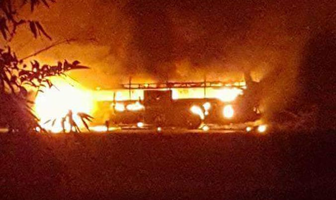 Xe bốc cháy dữ dội trong đêm.