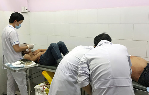 Nhóm thanh niên tham gia hỗn chiến đang điều trị tại bệnh viện. Ảnh: A.X.