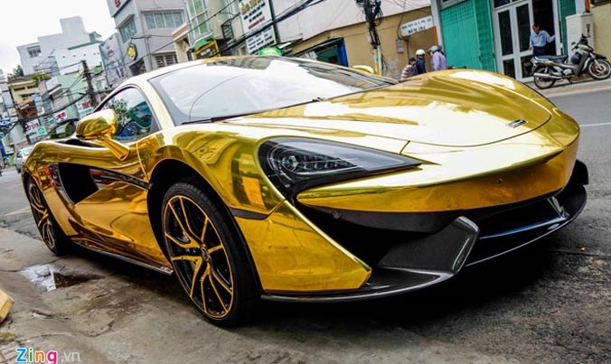 Đây là chiếc McLaren 570S đầu tiên tại Việt Nam, về nước cuối tháng 6 năm nay. Chủ nhân của siêu xe này là thiếu gia phố núi Cường Đô La. Sau đó, doanh nhân Quốc Cường đem bán McLaren để mua về chiếc Ferrari F12. 