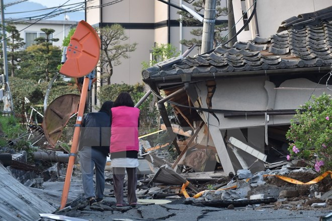 Một ngôi nhà bị sập trong trận động đất ở Mashiki,tỉnh Kumamoto ngày 16/4. (Nguồn: AFP/TTXVN)