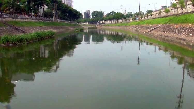 Nước sông Tô Lịch ngày 11/7, sau hai ngày được xả nước từ Hồ Tây. Ảnh. Bá Đô