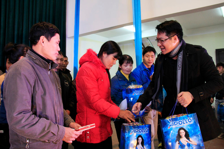 Tặng quà Tết cho người nghèo ở Bắc Ninh