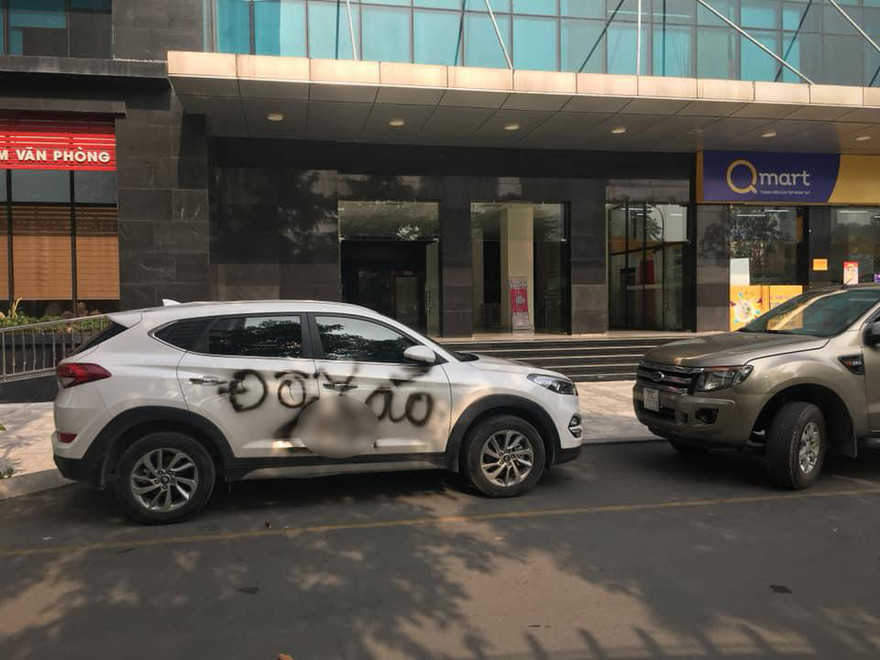 Chiếc xe đỗ sai quy định bị phun sơn bẩn. Ảnh: Facebook