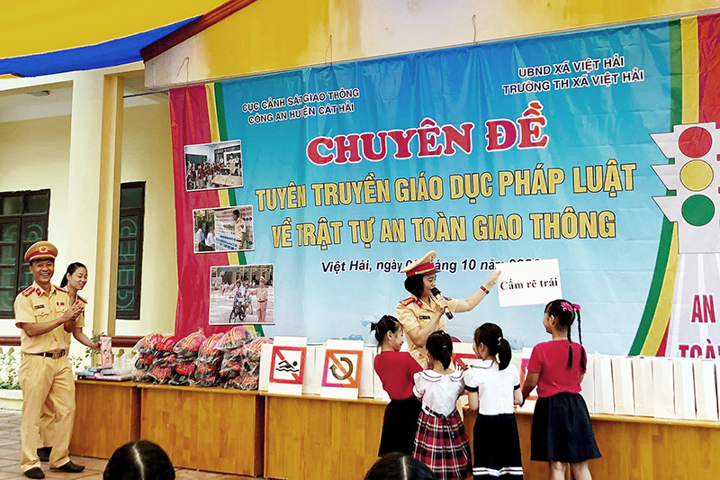 Cục CSGT phối hợp với Công an huyện Cát Hải (Hải Phòng), UBND xã Việt Hải tổ chức phổ biến tuyên truyền pháp luật về bảo đảm TTATGT.