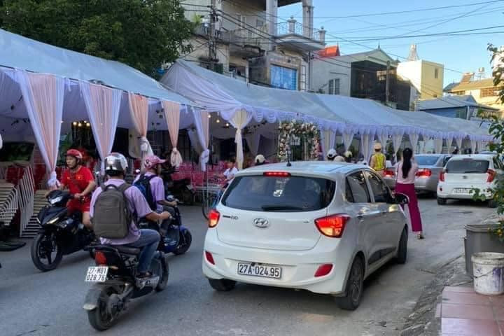 Cỗ bàn đã bày ra nhưng không ai đến.