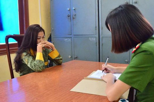 Đối tượng Lan làm việc với cơ quan công an. Ảnh công an cung cấp