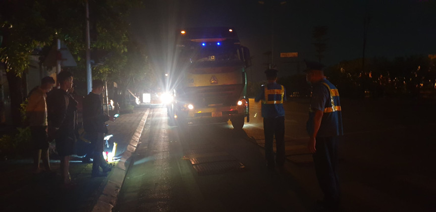 hai chiếc ô tô chở quá tải