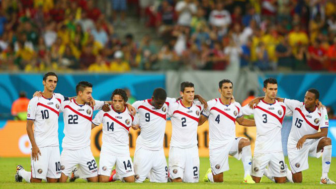 Các cầu thủ Costa Rica cùng quỳ xuống sân trong loạt đá luân lưu. Ảnh: AP