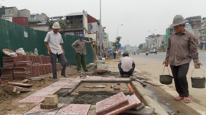 Mới thông xe chưa được 6 tháng nhưng vỉa hè đường vành đai 1 đoạn Ô Chợ Dừa - Hoàng Cầu đã phải vá víu nhiều đoạn. Ảnh: T. Đảng