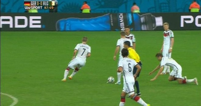 Đức chơi tiểu xảo với pha dàn xếp đá phạt tệ nhất lịch sử?