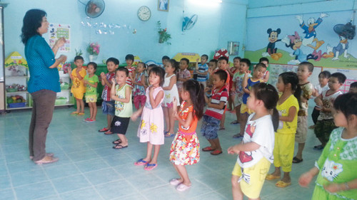 Học sinh mẫu giáo lớp lá của huyện Bình Chánh (TP.HCM) chuẩn bị vào lớp 1. Ảnh: Bích Thanh 