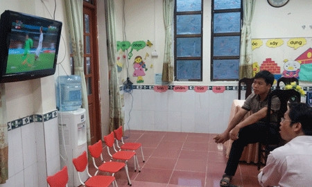 Sáng 1/7, không ít phụ huynh đã đến Trường MN Hoa Sen (phường Văn Quán, quận Hà Đông) từ 4h sáng, vừa xem World Cup vừa chờ giờ trường phát hồ sơ. 