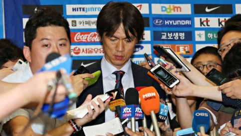 HLV Hong Myunbg-bo xin lỗi người hâm mộ 