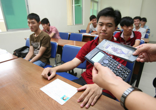 Thí sinh cần tập trung trong ngày làm thủ tục dự thi để nghe phổ biến quy chế thi, tránh những sai lầm đáng tiếc do không nắm quy chế. Ảnh: Đào Ngọc Thạch