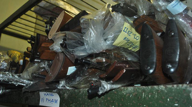 Lực lượng Hải quan Nội Bài đã từng phát hiện, bắt giữ nhiều vụ vận chuyển trái phép súng hơi qua đường hàng không. Ảnh: Q.Hùng.