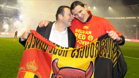 Chính sách xoay tua của HLV Wilmots (trái) giúp Bỉ thi đấu vô cùng biến hóa