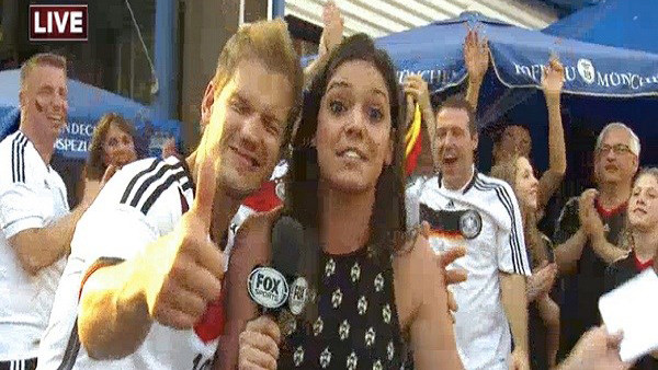 Cổ động viên Đức tự tin tạo dáng trước camera