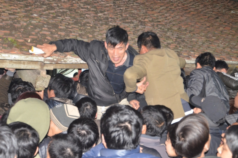 Biển người chen lấn nhận ấn đền Trần